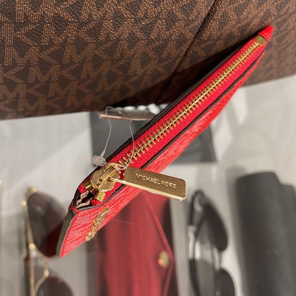 Michael Kors Jet Set Travel Medium Top Zip Card Case Wallet
Dark Sangria
NWT - Picture 16 of 16